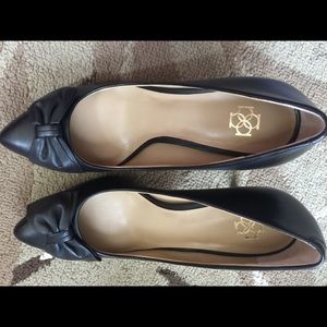 Ann Taylor black leather bow pumps